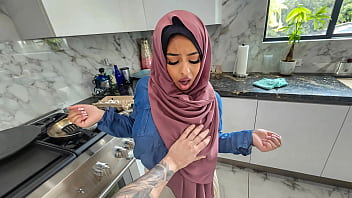 Istri Berhijab Yang Panas Ingin Menyelamatkan Pernikahannya Dengan Belajar Cara Mengulum Dan Bicara Kotor