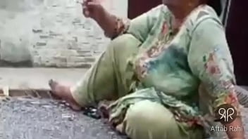 Desi Tante Pakistan Yang Hot Lagi Ngerokok Dengan Gaya Menggoda