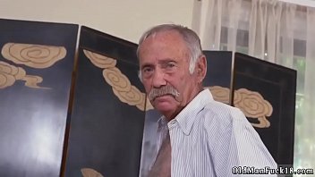 Nenek Tua Mesum Menggoda Pria Muda Dan Beruang Tua Untuk Pertama Kalinya Menuju Bagian Selatan