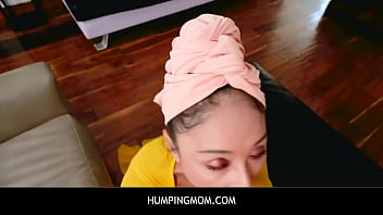 Menggoda Ibu Tiri Berhijab: Petualangan Mesra Bersama Cali Lee Yang Menggairahkan