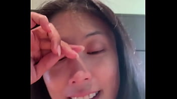 Gadis Tionghoa Yang Haus Perhatian Dan Nafsu