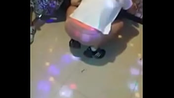 노래방에서 음란하게 팬티를 벗고 추파를 던지는 야한 한국 야동 – 딸자닷컴