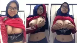 Jilbab Berkacamata Remas Payudara Besar Tanpa Busana