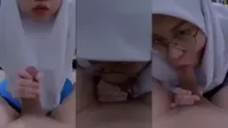 Mata Indah Berkerudung Mengisap Batang Kemaluan