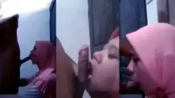 Pembantu Berjilbab Ngesot Dan Mengulum Hingga Tumpah