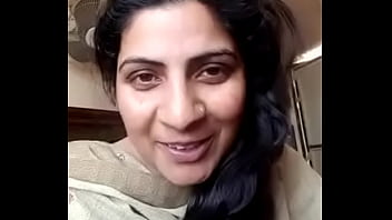 Istri Desi Yang Menggoda Dan Siap Melayani