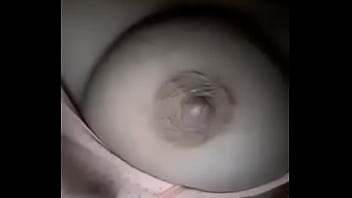 Gadis Desa Memamerkan Payudara Panasnya