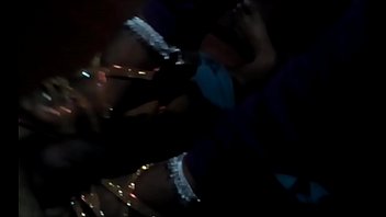 Kaki Seksi Bhabhi India Dengan Gelang Kaki Dan Sandal Menggodaku