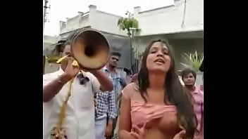 Tarian India Di Jalanan Yang Panas Dengan Payudara Terbuka