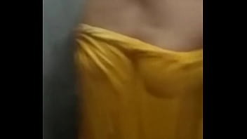 Bhabhi Genit Dengan Baju Renang Kuning Ketat Yang Menggoda