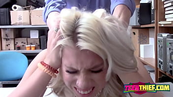 Gadis Pirang Muda Yang Sedih Membungkuk Untuk Menghadapi Kontol Satpam