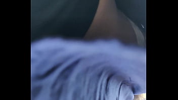 Tetesan Keringat Di Lekuk Payudara Desi Yang Menggoda