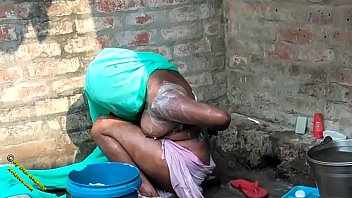 Video Mandi Desi Radhika Di Desa India Dalam Bahasa Hindi