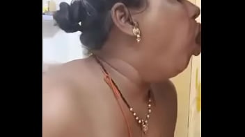 Es Krim Berceceran Di Tubuh Tanteku Yang India