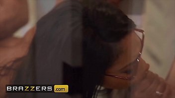 Lala Ivey Yang Nakal Bergairah Menikmati Threesome Liar Dengan Dua Lelaki