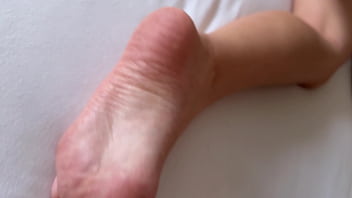 Berbagi Ranjang Dengan Kakak Tiri – Bokong Besarnya Membuatku Tak Kuasa Menahan Diri Dan Tak Sengaja Menyetubuhinya – Aku Mengeluarkan Air Mani Di Dalam Kakak Tiriku