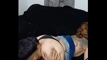 Berhubungan Intim Di Ruang Tamu Dengan Saudara Tiriku Sementara Keluarga Sedang Di Dapur