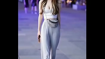 Gadis Seksi Dengan Punggung Dan Dada Yang Menggoda