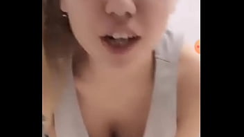 Bergoyang Payudara Mungil Di Siaran Langsung