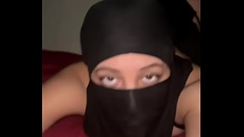 Tampilan Pantat Muslimah Berhijab – Gadis Arab Nakal Menggoyangkan Bokong Dan Memainkan Pantatnya Yang Menggairahkan