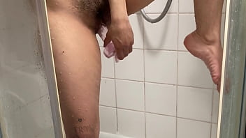 Gadis Arab Amatir Mengocok Memeknya Pakai Dildo Gede Di Kamar Mandi Sampai Muncrat Saat Lebaran