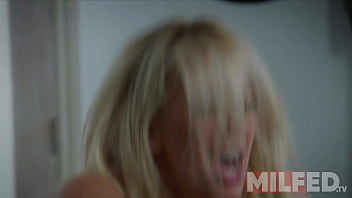 Ibu Tiri Montok Menggoda Anak Tirinya Hingga Tak Kuasa Menolak