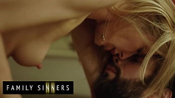 Aiden Ashley Menggapai Puncak Kenikmatan Berkali-kali Saat Menunggangi Kontol Tommy, Kakak Tiri Yang Ganas