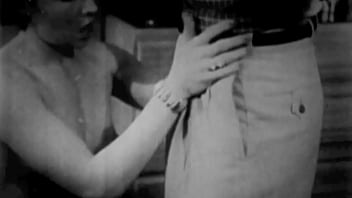 Punggung Ibu Tua Yang Menggoda Di Balik Pintu Tertutup