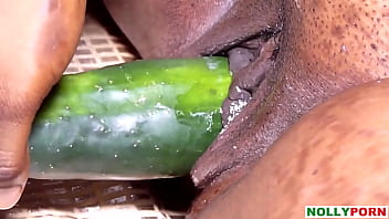 Ibu Rumah Tangga Kesepian Menggoda Dirinya Sendiri Dengan Mentimun Demi Menjaga Kesetiaan Pada Kekasihnya