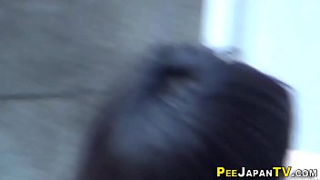 Kencing Panas Wanita Asia Membasahi Betis Yang Montok