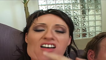 Ibu Tiri Holly Hughes Suka Menelan Cairan Pria