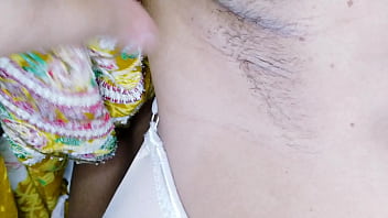 Bidadari Seksi Asal India Mencukur Bulu Kemaluannya Di Rumah Saat Karantina