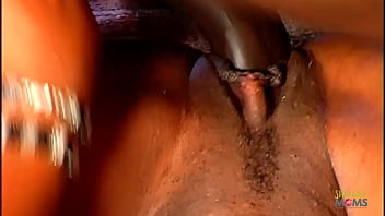 Gadis Ebony Menyembunyikan Kontol Di Dalam Memek Rapi Yang Menggoda