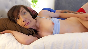 Berbagi Ranjang Dengan Putri Tiri Mungilku – Terapi Keluarga – Meninggalkannya Penuh Dengan Krim