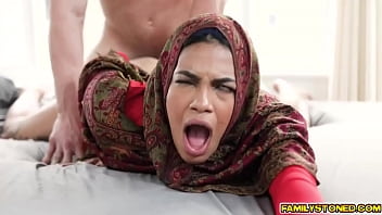 Kakak Tiriku Mengajari Maya Farrell Soal Bercinta, Lalu Mulai Menghisap Payudara Panasnya Yang Menggairahkan