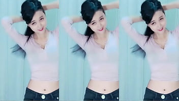 Cô Gái Trung Quốc Phô Thân Nhảy Múa Trên Mái Nhà Rực Lửa