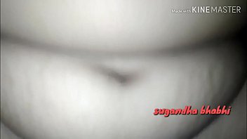 गर्म देसी किरायेदार आंटी को कम्बल के नीचे ज़ोरदार चोदाई