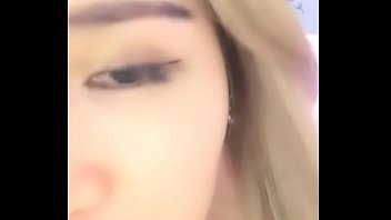 Gadis Cina Cantik Yoki Memamerkan Memek Merah Muda Sambil Main Dildo