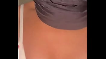 Gadis Muslim Arab Nakal Goyang Payudara Montoknya Yang Sempurna Dengan Hijab