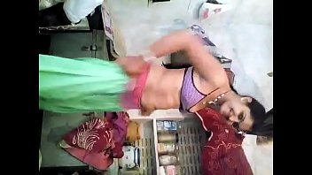 Desi Seksi Yang Menggoda Dengan Lagu Yang Bikin Panas