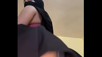 Gadis Hijaber Solo Dengan Pantat Arab Gede Mainin Bokong Bulatnya Dan Pantat Montok Yang Bergoyang