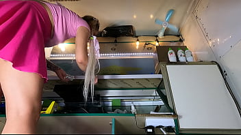 Pelacur Seksi Ini Terlihat Sangat Menggoda Saat Membungkuk Meraih Rak Terbawah