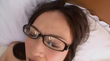 Gadis Jepang Manis Berkacamata Yang Menggoda Dan Siap Dipuaskan