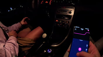 Kakak Tiriku Mengajakku Main Sambil Dia Mengendalikan Mainan Getarku Di Tempat Umum!