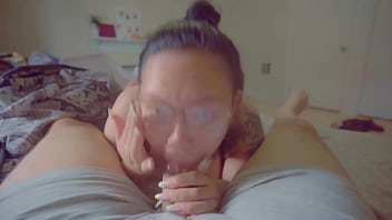 Teman Sekamar Asia Yang Seksi Menghisap Kontol Di Pagi Buta Dari Sudut Pandangku