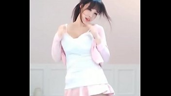 Angela Manjusaka Goyang Hot Menggoda Di Depan Kamera