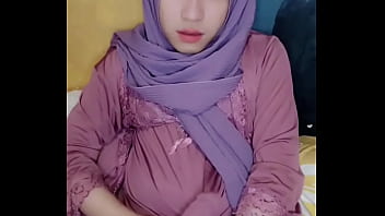 Solo Masturbasi Dengan Bergaya Waria Berhijab