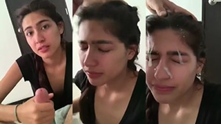 Muncratin Cairan Panas Di Wajah Pacar Seksi