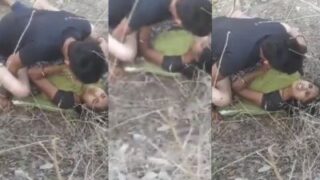 Teman-teman Menonton Saat Dia Menikmati Bercinta Di Alam Terbuka