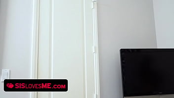 Kamu Suka Ga Baju Renang Baruku, Kakak Tiri?